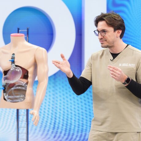 Doctorul Mihail Pautov, în timp ce vorbește despre stomac, în costum de medic, în platoul emisiunii MediCOOL