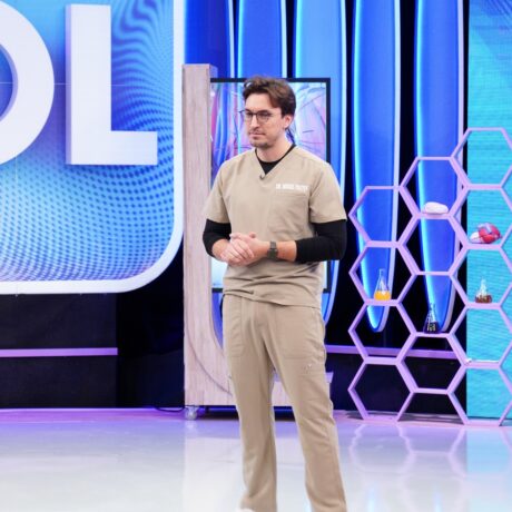 Doctorul Mihail Pautov, în platoul emisiunii MediCOOL, îmbrăcat într-un costum bej