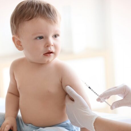 Copil care primește vaccinul pentru meningită în braț