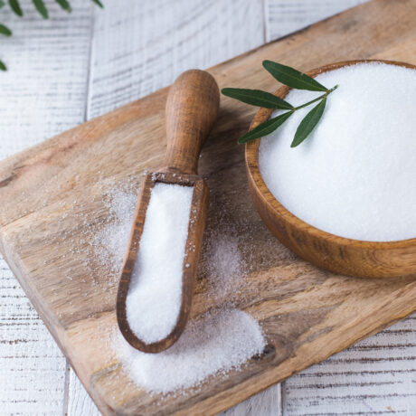 Un îndulcitor natural pus într-un castron și o lingură de lemn