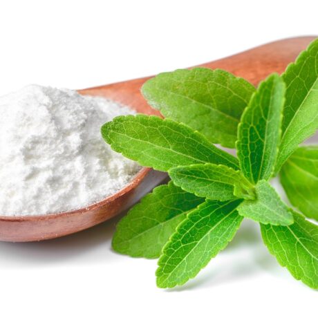 Frunze de stevia și pudră în lingură de lemn