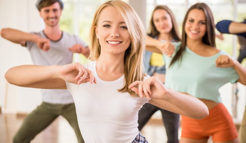 Tineri dansatori în sala de sport, la antrenamente