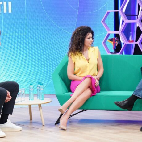 Iosif Niculescu, medic ginecolog, Carmen Brumă, tehnician nutriționist și antrenor fitness, și Mihail Pautov, medic chirurg, în platoul emisiunii MediCOOL