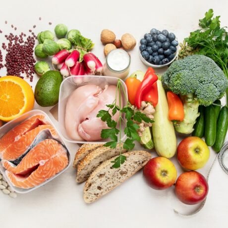 Carne, pește și alimente vegetale colorate sănătoase, care fac parte din alimentația în cancer